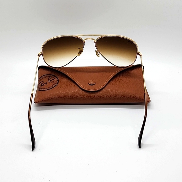 Vintage 1970's Ray-Ban Aviator Gold frame Sunglasses w/case. Great condition - Picture 3 of 5